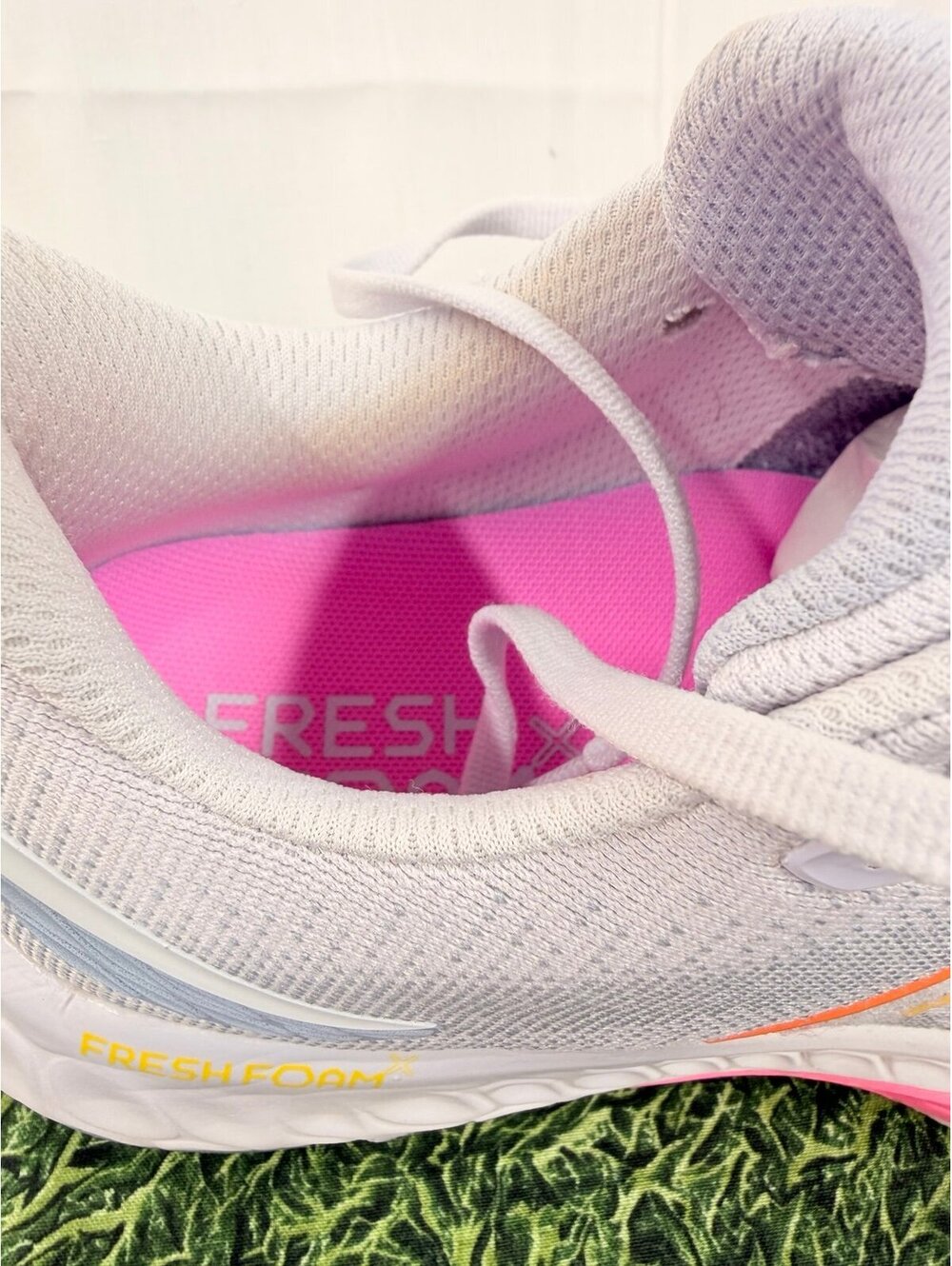 New Balance Fresh Foam 880v12 Sneakers - Womens US 8 - Grey/Pink Shoes Preloved - Picture 6 of 9